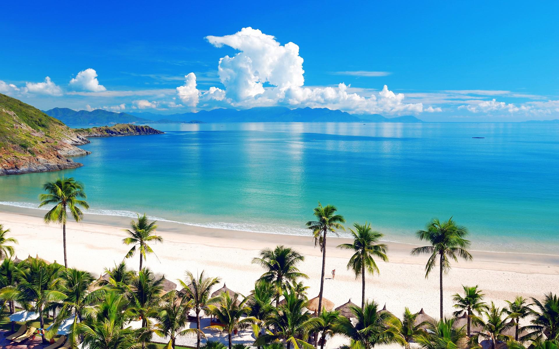 Bãi biển Nha Trang nổi tiếng với cát trắng và nước biển trong xanh